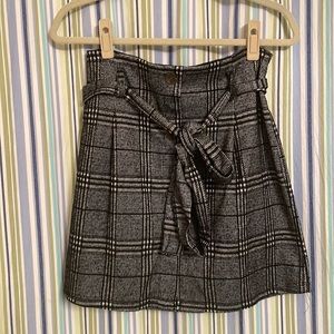 Black and white patterned skirt (M) with buttons and a bow
